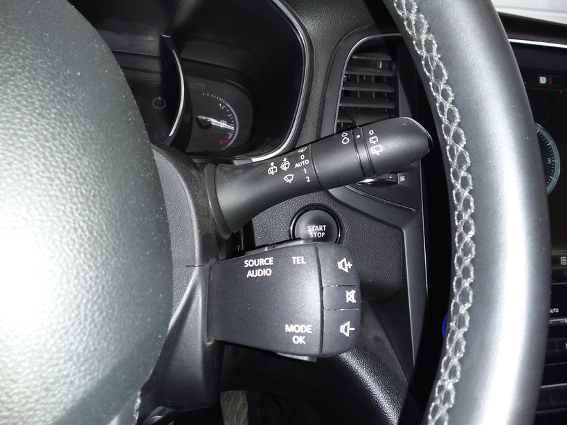 RENAULT MEGANE IV BERLINE 2018 - Photo n°14