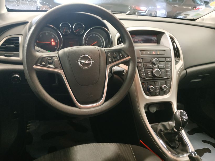 OPEL ASTRA SPORTS TOURER 2011 - Photo n°10
