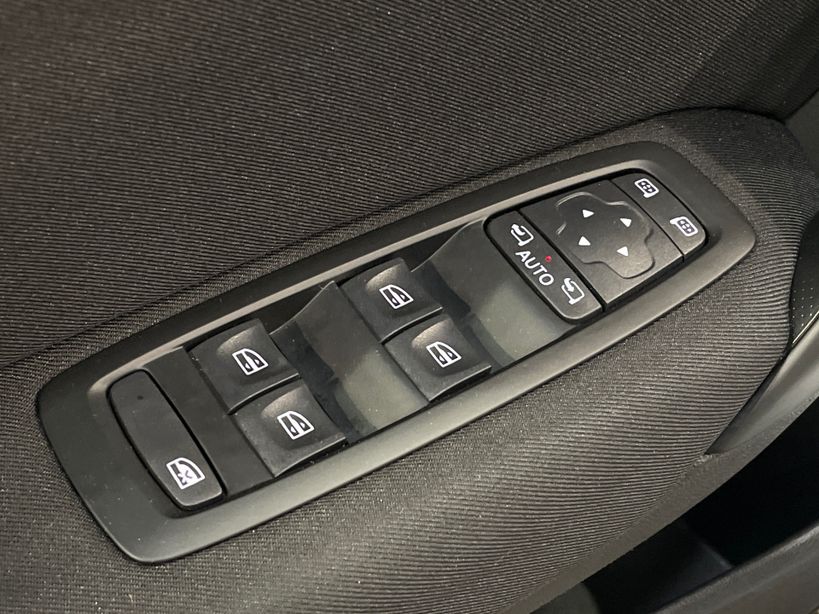 RENAULT MEGANE IV BERLINE 2021 - Photo n°34
