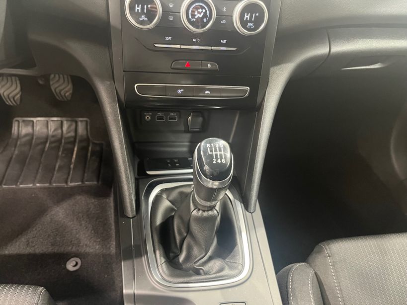 RENAULT MEGANE IV BERLINE 2021 - Photo n°17