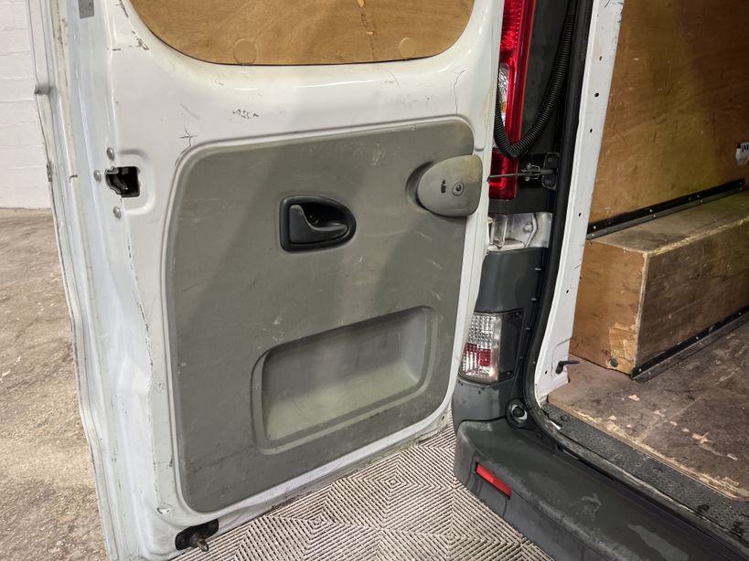 RENAULT TRAFIC FOURGON 2010 - Photo n°2