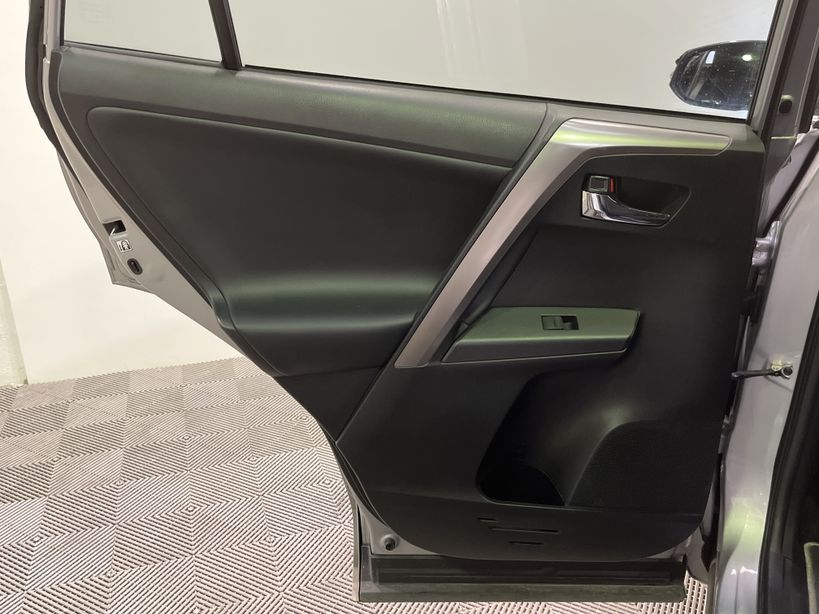 TOYOTA RAV4 HYBRIDE RC18 PRO 2019 - Photo n°36