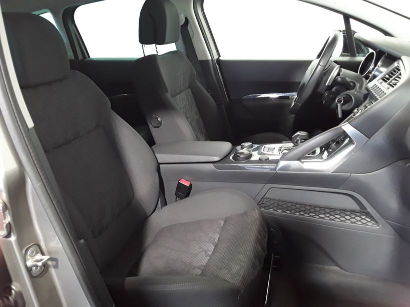 PEUGEOT 3008 HYBRID4 2012 - Photo n°9