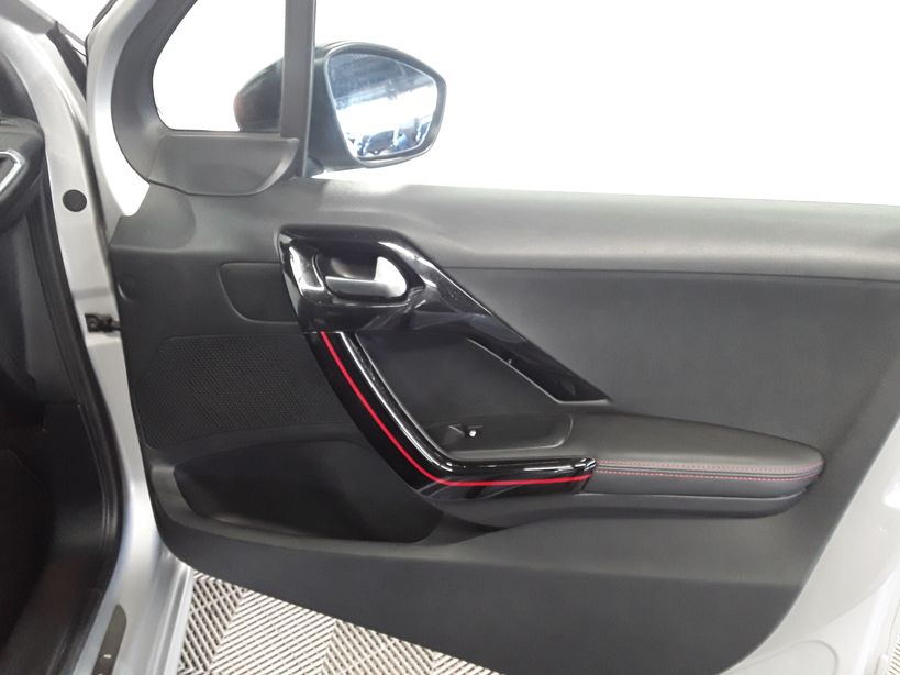 PEUGEOT 208 2016 - Photo n°8