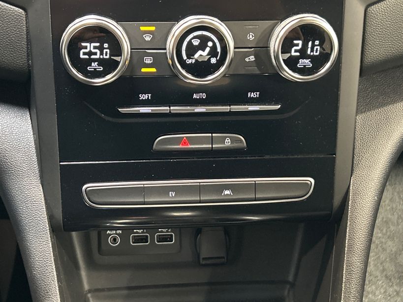 RENAULT MEGANE IV BERLINE 2023 - Photo n°18