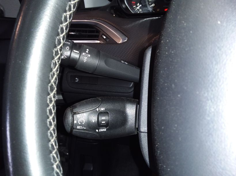 PEUGEOT 208 2018 - Photo n°14