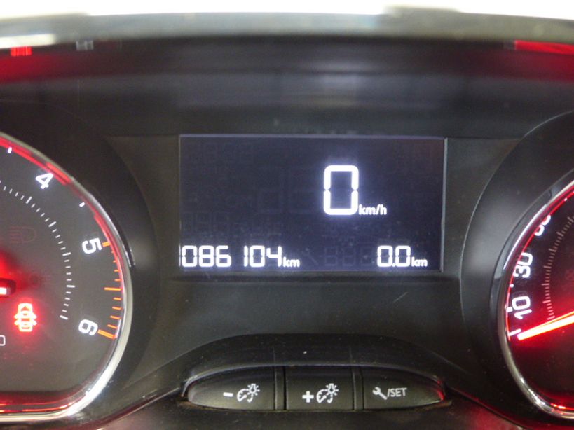 PEUGEOT 208 2013 - Photo n°9