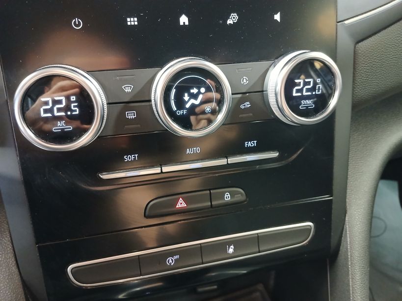 RENAULT MEGANE IV BERLINE 2021 - Photo n°14