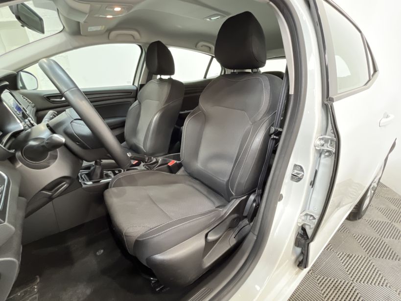 RENAULT MEGANE IV BERLINE 2021 - Photo n°9