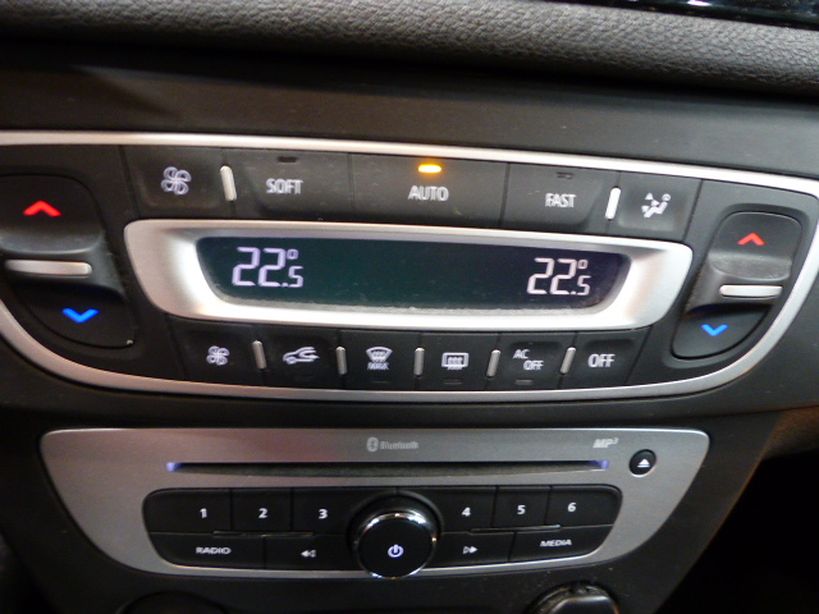 RENAULT MEGANE III ESTATE 2015 - Photo n°9