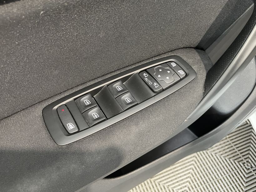 RENAULT MEGANE IV BERLINE 2021 - Photo n°35