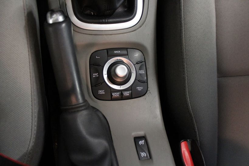 RENAULT MEGANE III ESTATE 2010 - Photo n°11