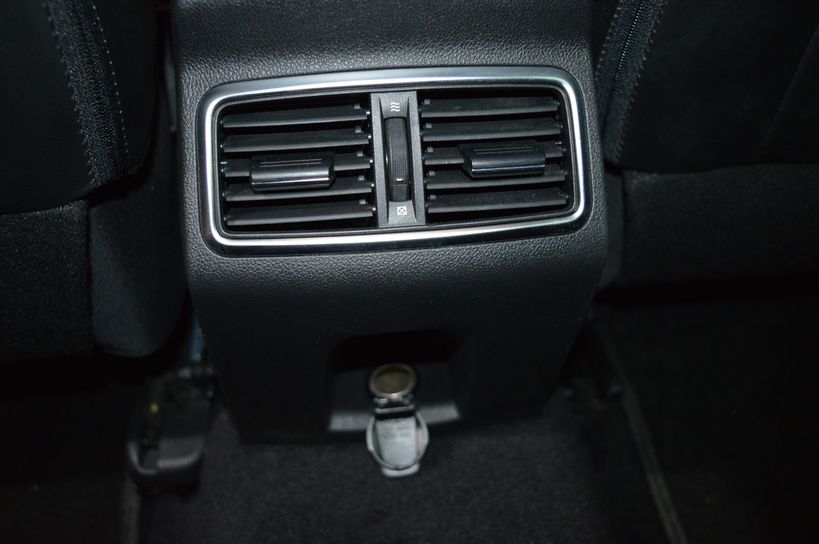 RENAULT MEGANE IV BERLINE 2018 - Photo n°39