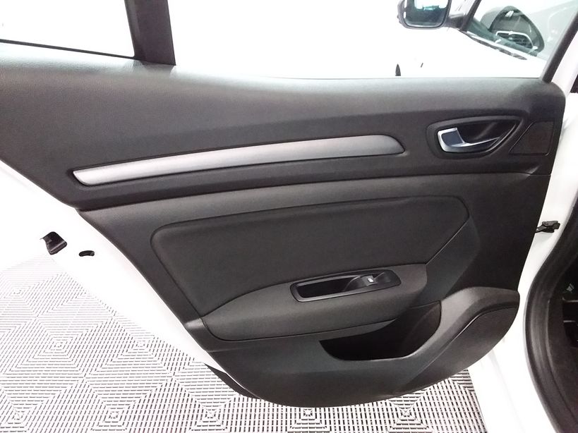 RENAULT MEGANE IV BERLINE 2021 - Photo n°25