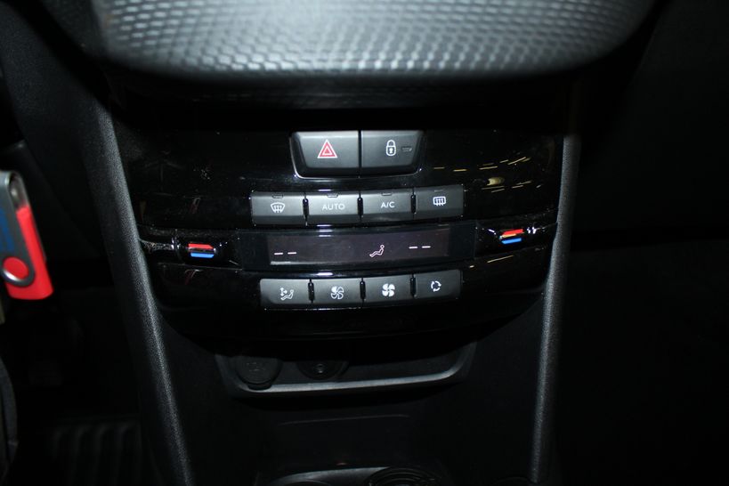 PEUGEOT 208 2015 - Photo n°12