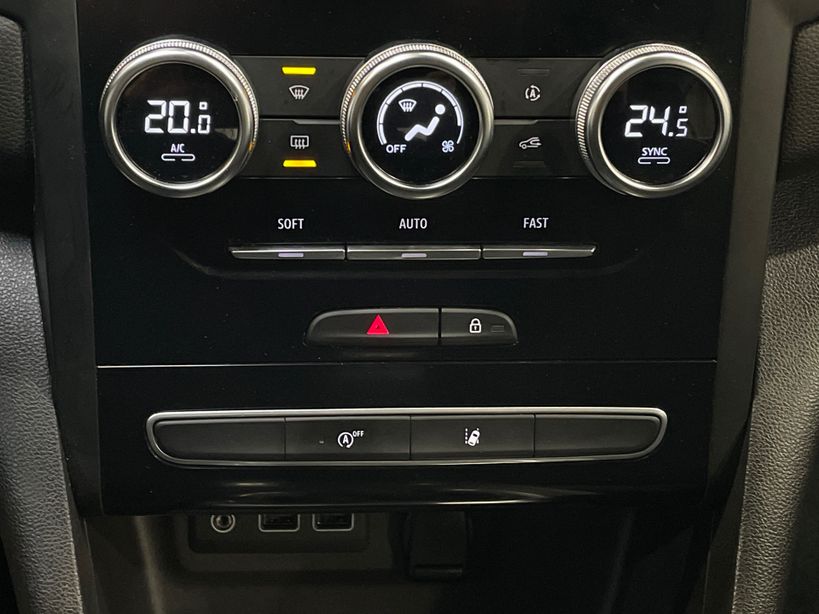 RENAULT MEGANE IV BERLINE 2021 - Photo n°16