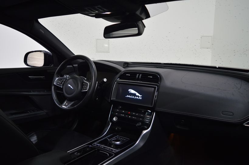 JAGUAR XE 2017 - Photo n°10