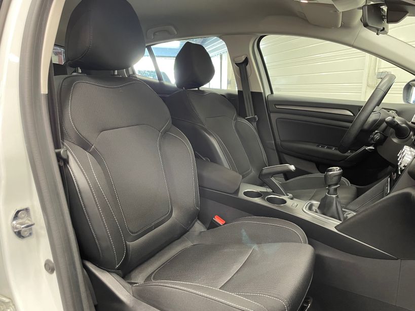 RENAULT MEGANE IV BERLINE 2021 - Photo n°11